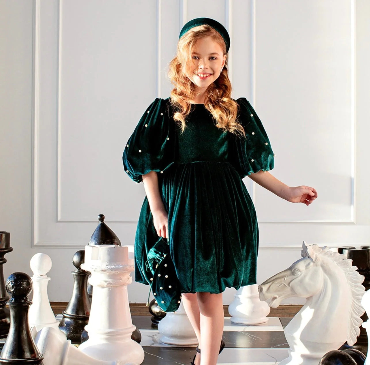 Vestido Terciopelo Negro con Detalles Dorados para Niña - Julia