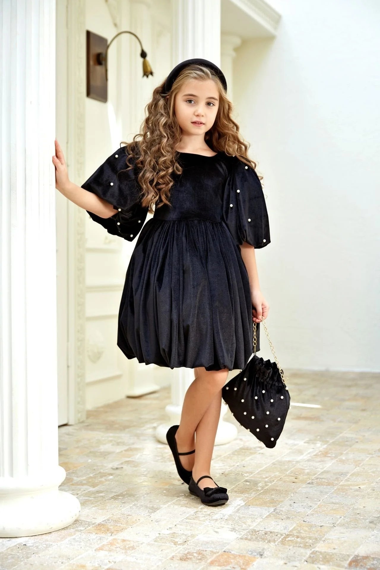Vestido Terciopelo Negro con Detalles Dorados para Niña - Julia