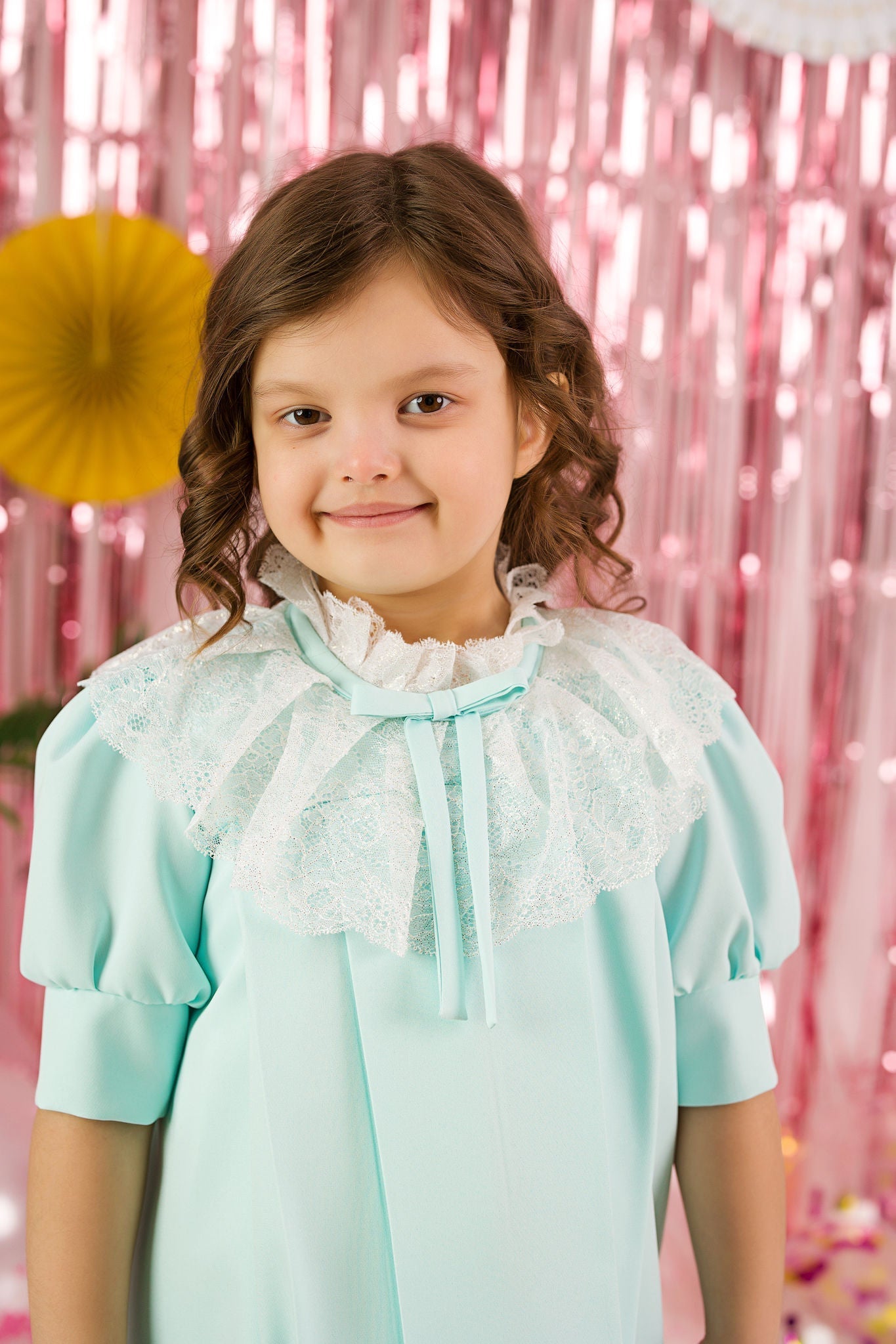 Charming Dress for Girls: Lace Collar